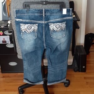 Maurices size 18 capri jeans.
